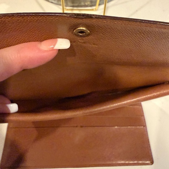 Louis Vuitton Classic Monogram Wallet. - Picture 5 of 13